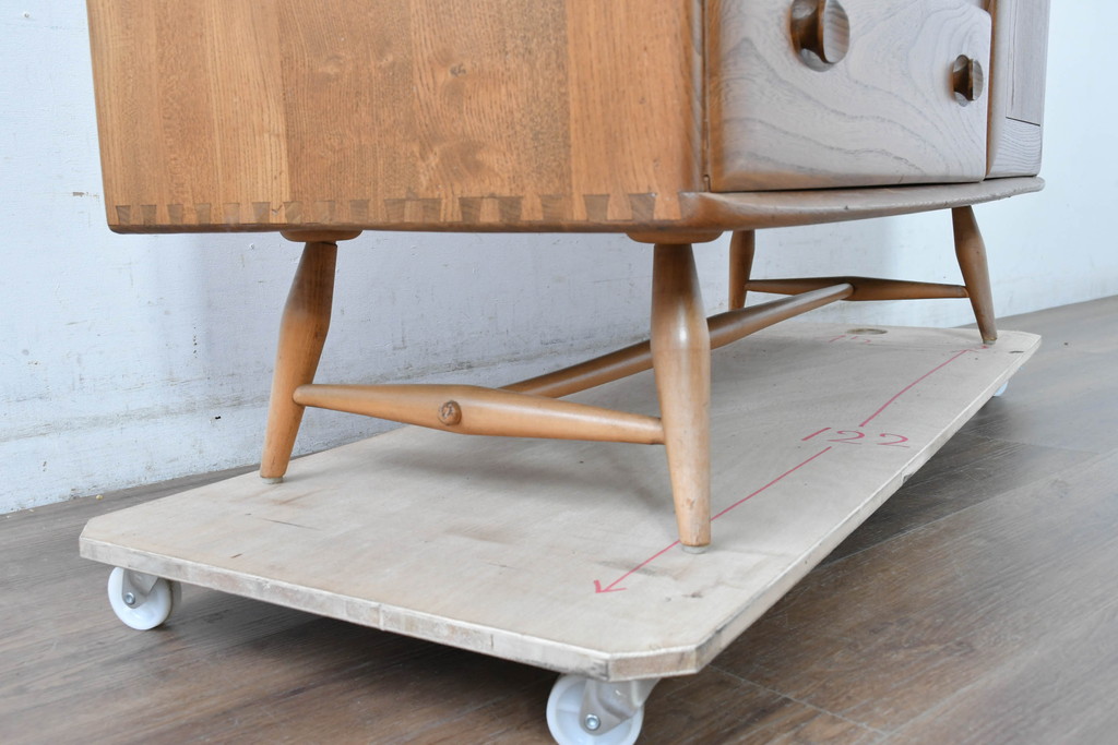 イギリスビンテージ　ERCOL(アーコール)　かわいい脚付きモデル!!　暮らしに上質なぬくもりを添えるサイドボード(R-084680)