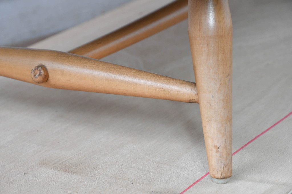 イギリスビンテージ　ERCOL(アーコール)　かわいい脚付きモデル!!　暮らしに上質なぬくもりを添えるサイドボード(R-084680)