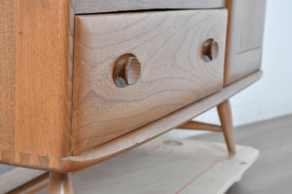 イギリスビンテージ　ERCOL(アーコール)　かわいい脚付きモデル!!　暮らしに上質なぬくもりを添えるサイドボード(R-084680)