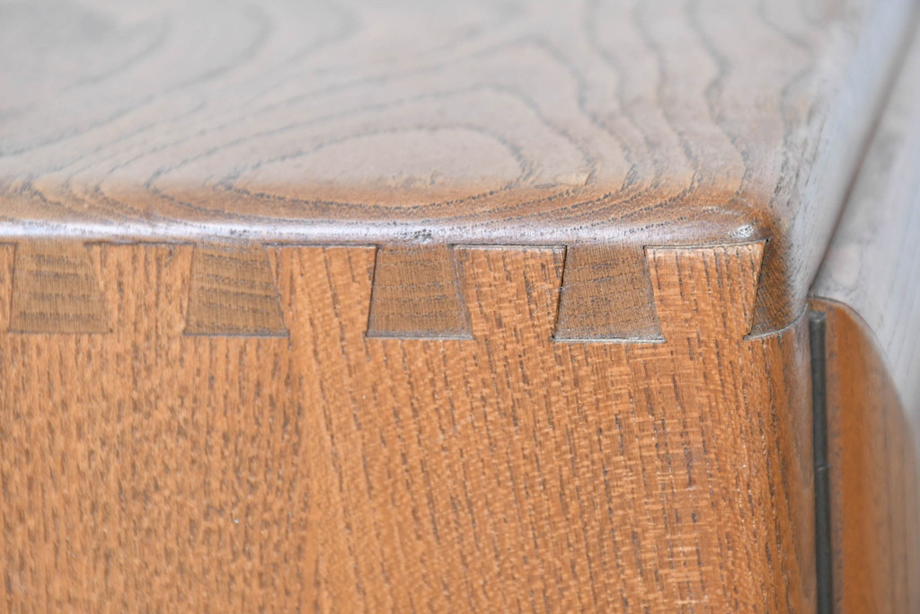 イギリスビンテージ　ERCOL(アーコール)　かわいい脚付きモデル!!　暮らしに上質なぬくもりを添えるサイドボード(R-084680)
