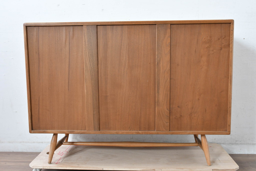 イギリスビンテージ　ERCOL(アーコール)　かわいい脚付きモデル!!　暮らしに上質なぬくもりを添えるサイドボード(R-084680)