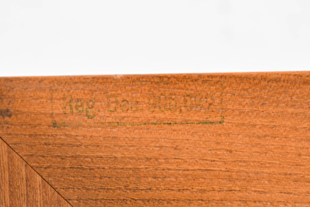 イギリスビンテージ　ERCOL(アーコール)　かわいい脚付きモデル!!　暮らしに上質なぬくもりを添えるサイドボード(R-084680)
