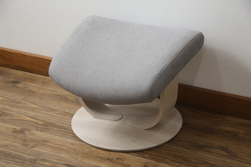 中古　美品　カリモク家具(karimoku)　ザ・ファースト(THE FIRST)　RU72　S+サイズ　くつろぎの空間におすすめのリクライニングチェアとオットマンのセット(リクライニングソファ、リクライナー、1人掛けソファ、アームチェア、回転椅子、フットスツール)(R-074338)