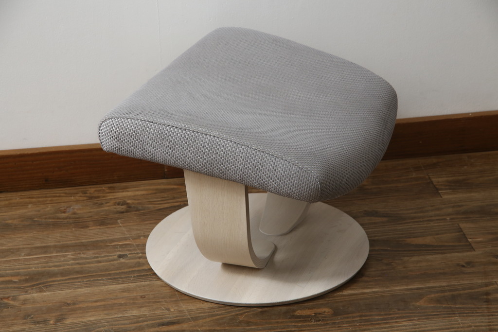 中古　美品　カリモク家具(karimoku)　ザ・ファースト(THE FIRST)　RU72　S+サイズ　くつろぎの空間におすすめのリクライニングチェアとオットマンのセット(リクライニングソファ、リクライナー、1人掛けソファ、アームチェア、回転椅子、フットスツール)(R-074338)