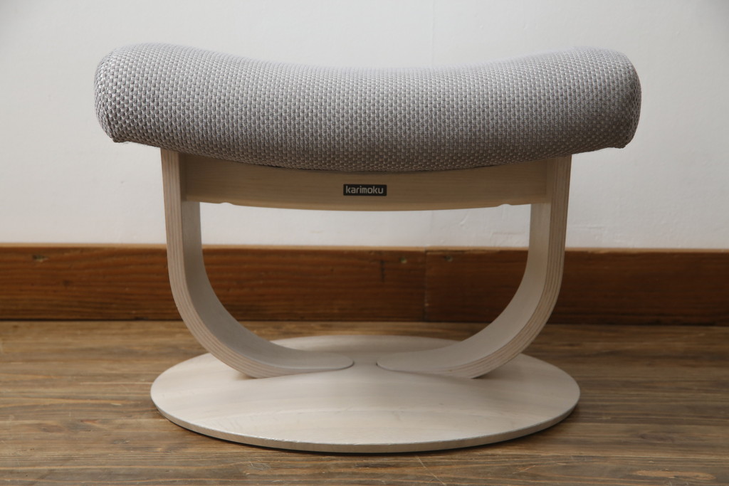中古　美品　カリモク家具(karimoku)　ザ・ファースト(THE FIRST)　RU72　S+サイズ　くつろぎの空間におすすめのリクライニングチェアとオットマンのセット(リクライニングソファ、リクライナー、1人掛けソファ、アームチェア、回転椅子、フットスツール)(R-074338)