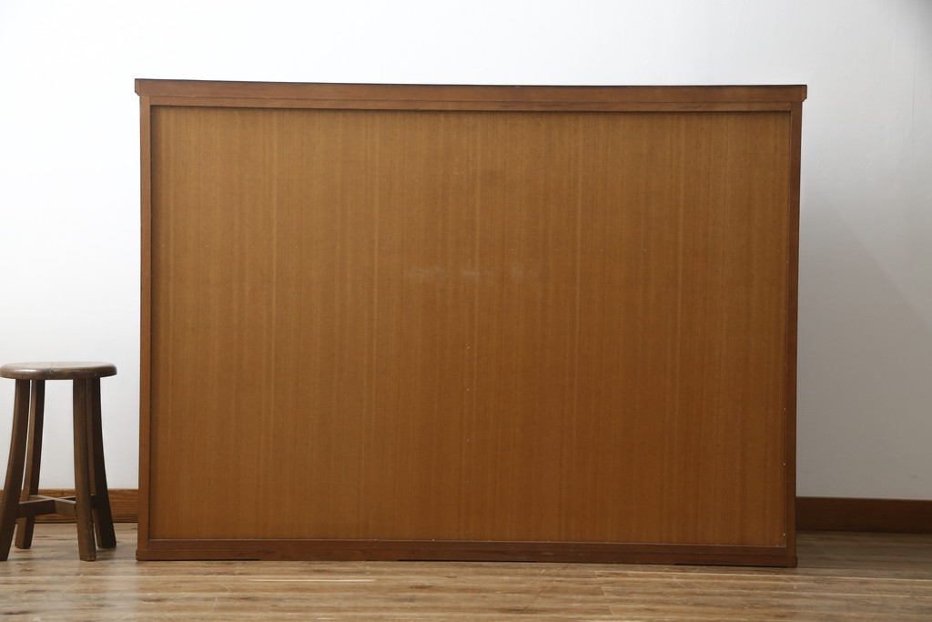 中古　美品!!　国産民芸家具　重厚感ある佇まいが魅力的な金具付き水屋箪笥サイドボード(食器棚、戸棚、収納棚、サイドキャビネット)(R-075138)