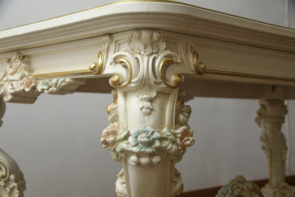 中古　イタリア高級家具　SILIK(シリック)　ロココ調　細部まで凝った装飾が目を引くダイニングテーブル(4人掛け、6人掛け)(R-060054)