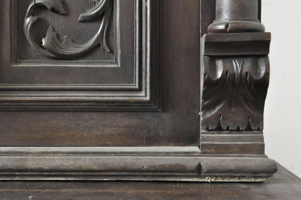 ベルギーアンティーク　立体的な装飾が目を惹くキャビネット(戸棚、収納棚)(R-062327)