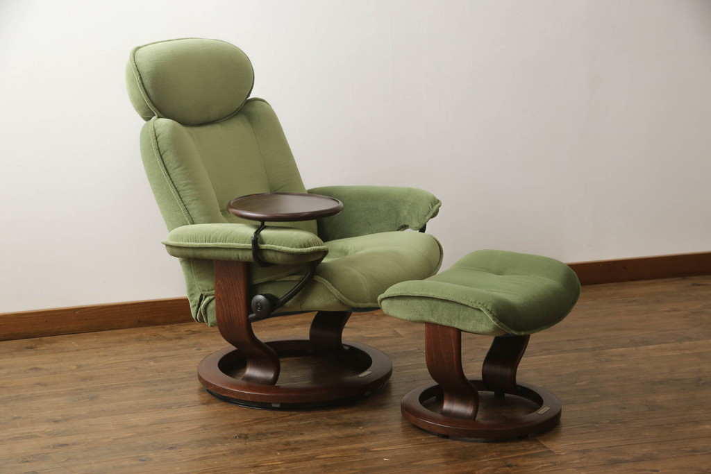 中古　美品　EKORNES(エコーネス)　スイングテーブル付き　オットマン付き　グリーンカラーが目を惹くリクライニングチェア(ストレスレスチェア、椅子、アームチェア、北欧、1人掛けソファ)(R-059831)