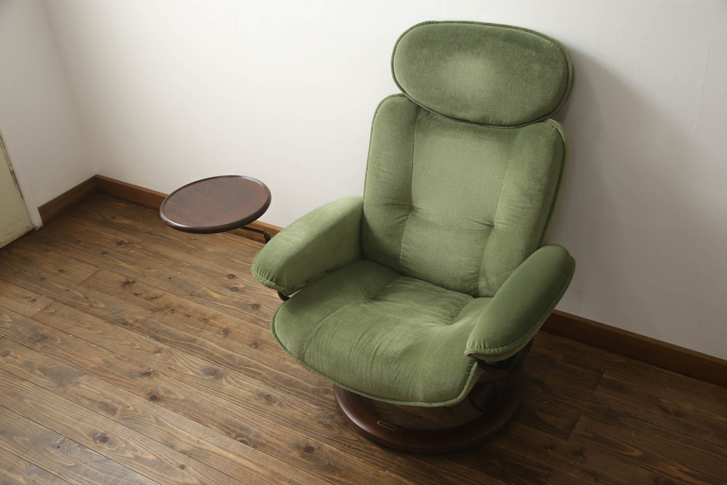 中古　美品　EKORNES(エコーネス)　スイングテーブル付き　オットマン付き　グリーンカラーが目を惹くリクライニングチェア(ストレスレスチェア、椅子、アームチェア、北欧、1人掛けソファ)(R-059831)