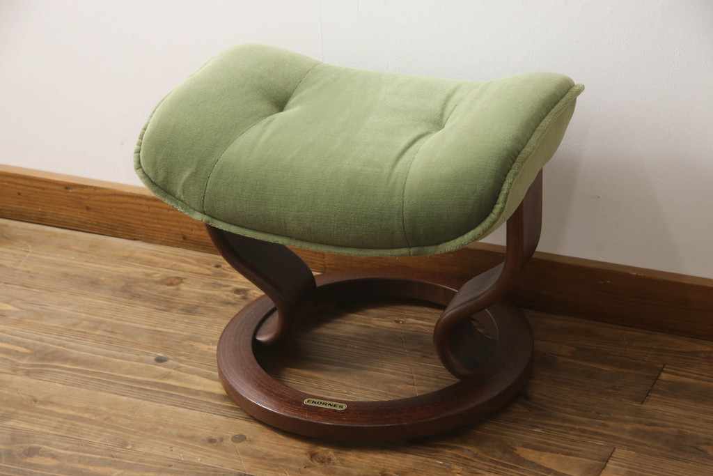 中古　美品　EKORNES(エコーネス)　スイングテーブル付き　オットマン付き　グリーンカラーが目を惹くリクライニングチェア(ストレスレスチェア、椅子、アームチェア、北欧、1人掛けソファ)(R-059831)