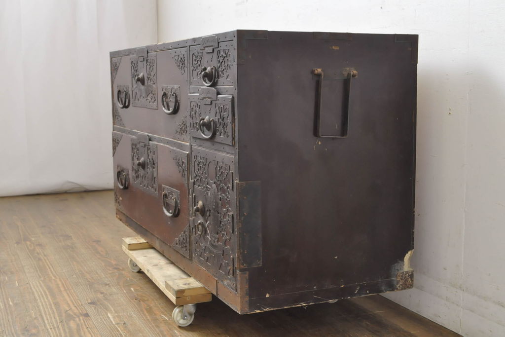 和製アンティーク　総杉材　漆塗り　繊細なデザインの金具が美しい佐渡八幡箪笥(佐渡箪笥、和箪笥、衣装タンス、時代箪笥、整理箪笥、引き出し)(R-063199)