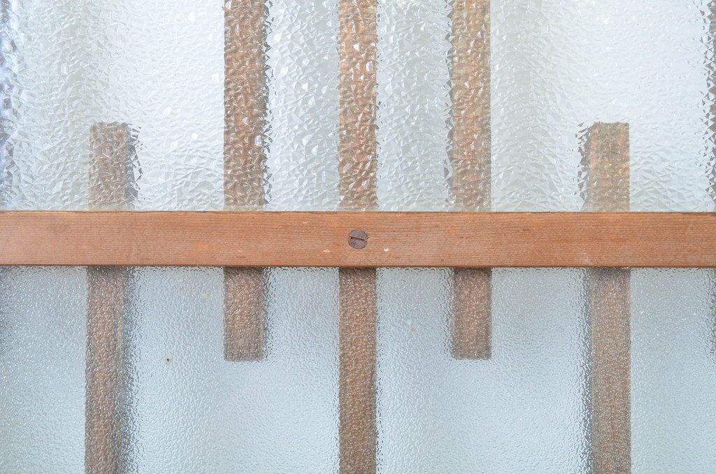 アンティーク建具　レトロ　腰板ケヤキ材　和を感じるデザインのガラス戸2枚セット(玄関戸、引き戸)(R-037031)