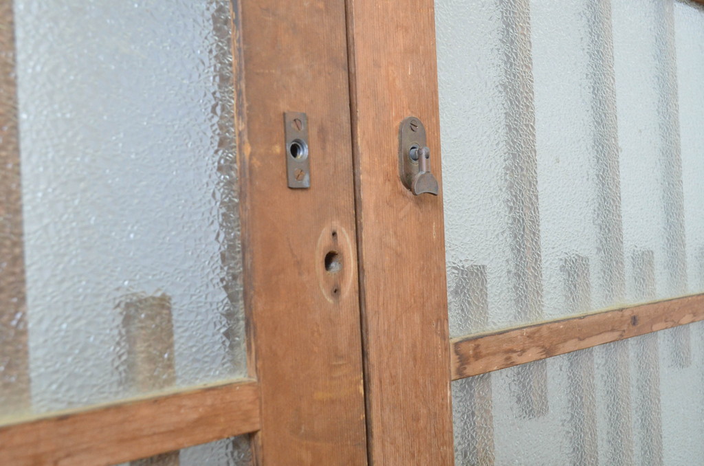 アンティーク建具　レトロ　腰板ケヤキ材　和を感じるデザインのガラス戸2枚セット(玄関戸、引き戸)(R-037031)