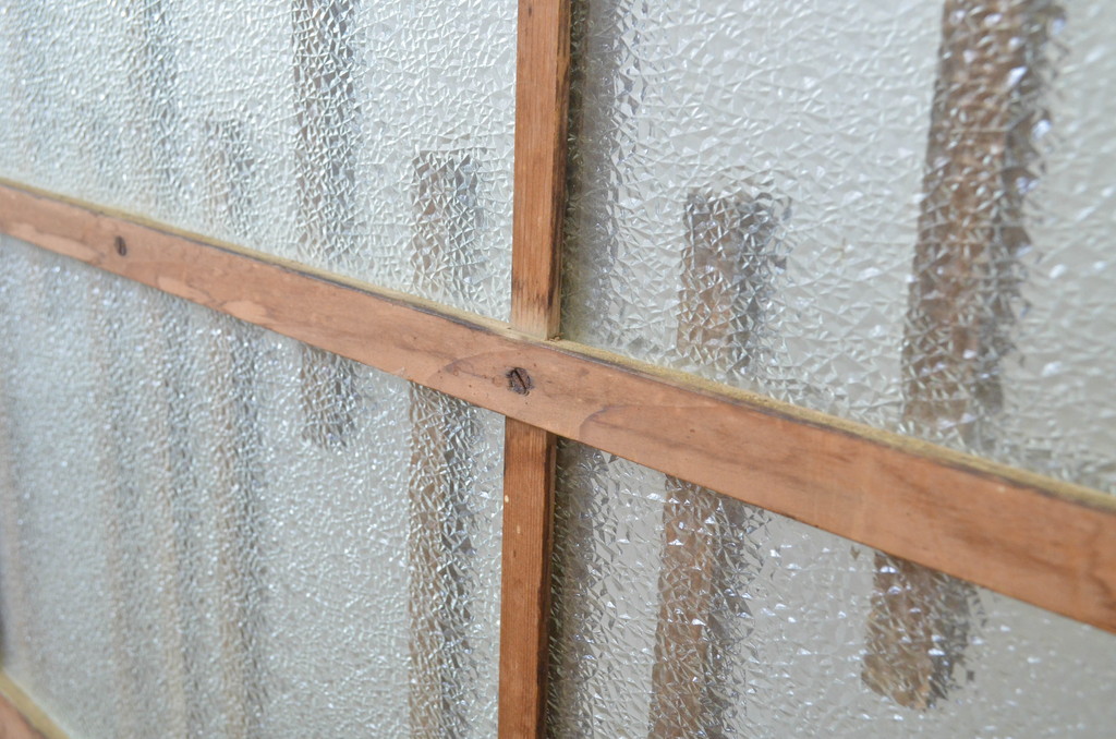 アンティーク建具　レトロ　腰板ケヤキ材　和を感じるデザインのガラス戸2枚セット(玄関戸、引き戸)(R-037031)
