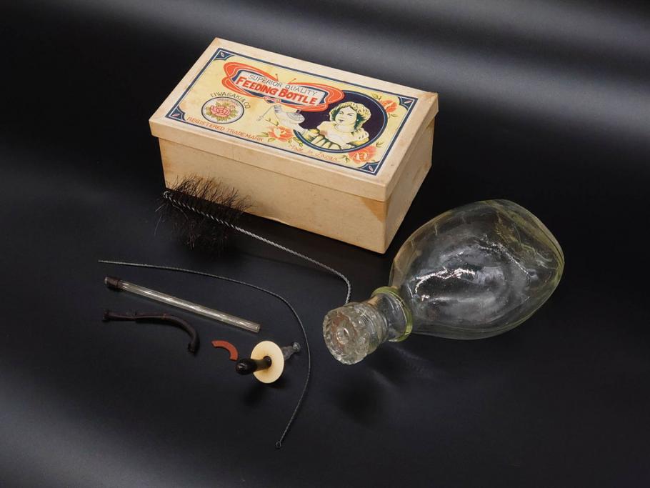 大正〜昭和初期　FEEDING BOTTLE　I.IWASAKI&CO.　レトロなディスプレイを盛り上げるエンボス瓶(哺乳瓶、ボトル、日本製、ガラス瓶)(R-077398)