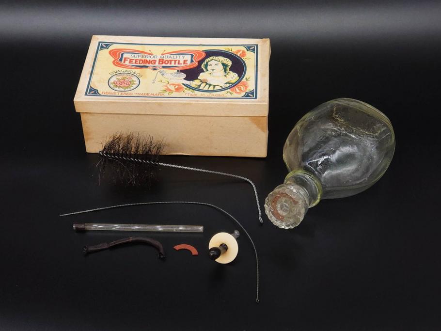 大正〜昭和初期　FEEDING BOTTLE　I.IWASAKI&CO.　レトロなディスプレイを盛り上げるエンボス瓶(哺乳瓶、ボトル、日本製、ガラス瓶)(R-077398)