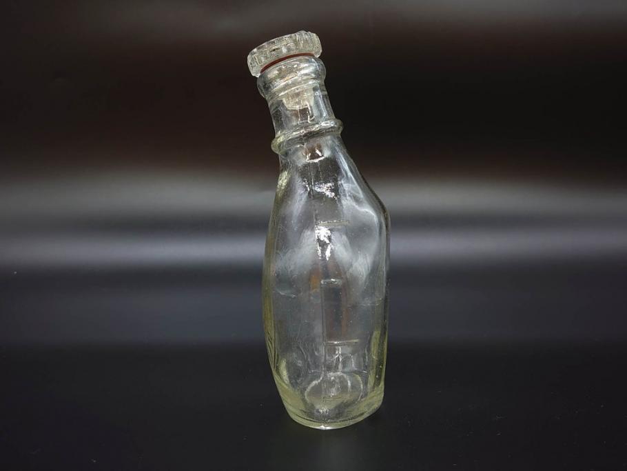 大正〜昭和初期　FEEDING BOTTLE　I.IWASAKI&CO.　レトロなディスプレイを盛り上げるエンボス瓶(哺乳瓶、ボトル、日本製、ガラス瓶)(R-077398)