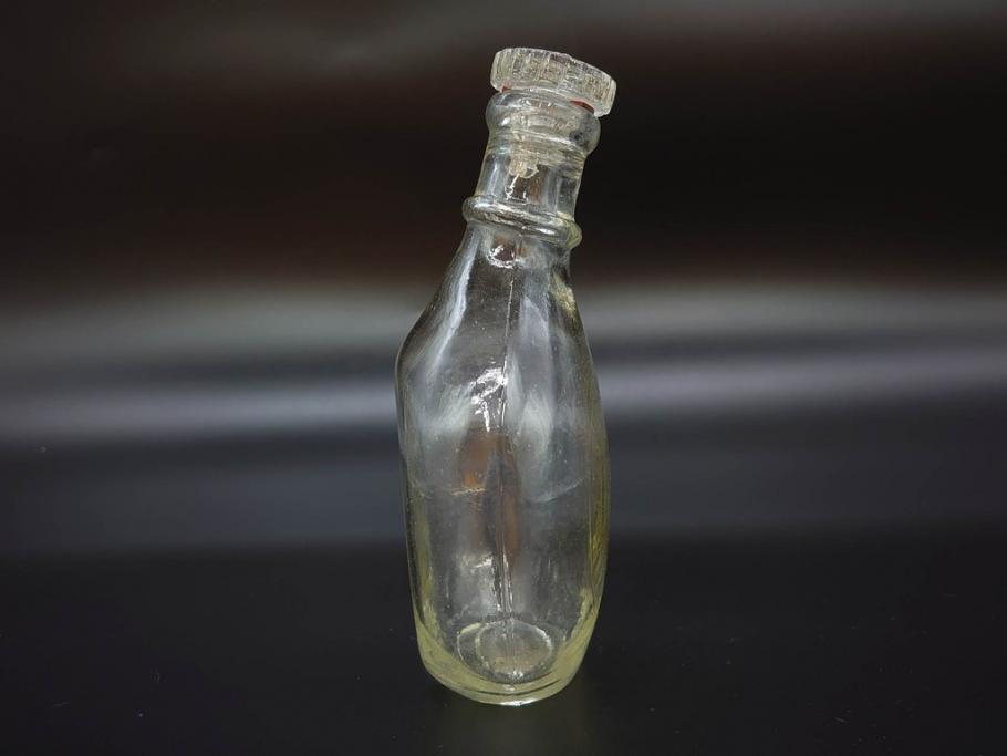 大正〜昭和初期　FEEDING BOTTLE　I.IWASAKI&CO.　レトロなディスプレイを盛り上げるエンボス瓶(哺乳瓶、ボトル、日本製、ガラス瓶)(R-077398)