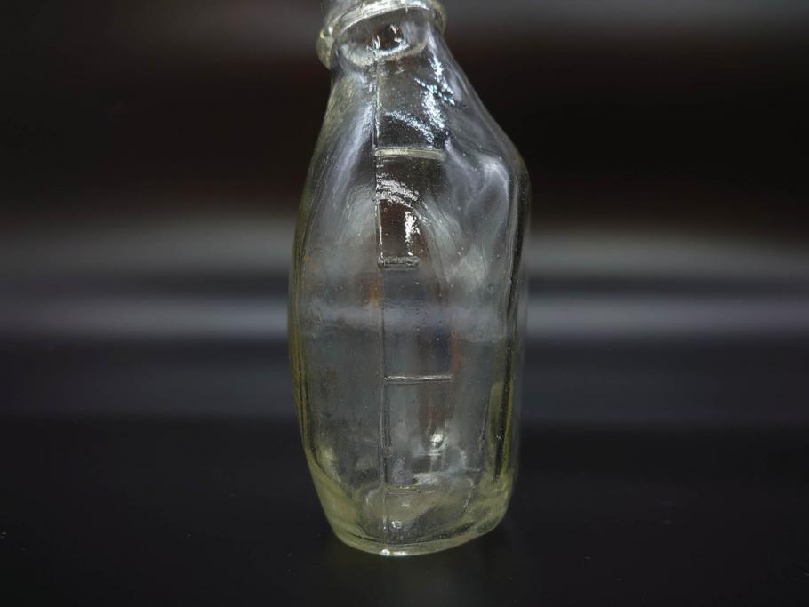 大正〜昭和初期　FEEDING BOTTLE　I.IWASAKI&CO.　レトロなディスプレイを盛り上げるエンボス瓶(哺乳瓶、ボトル、日本製、ガラス瓶)(R-077398)