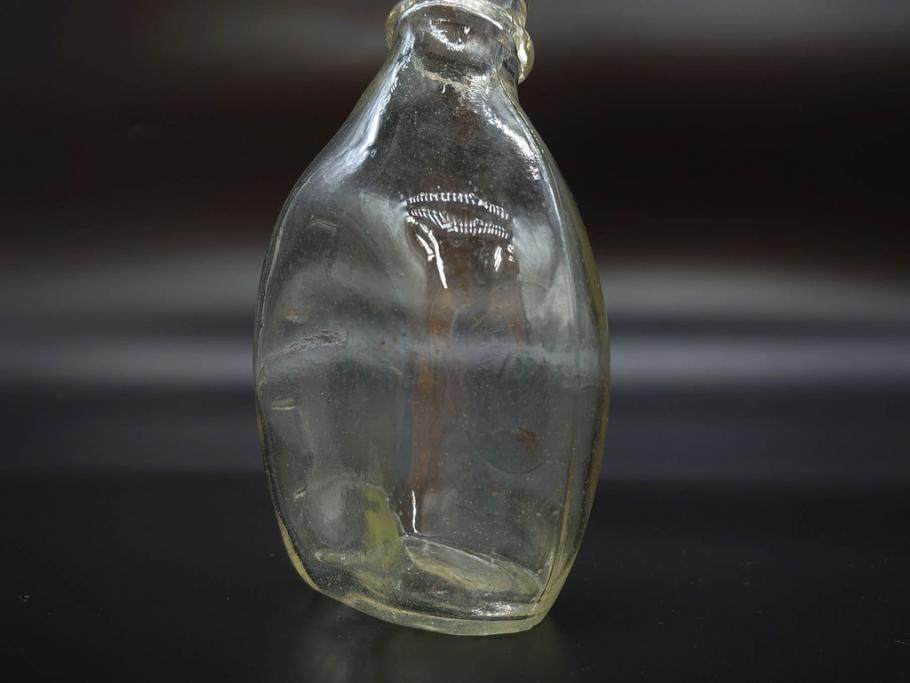 大正〜昭和初期　FEEDING BOTTLE　I.IWASAKI&CO.　レトロなディスプレイを盛り上げるエンボス瓶(哺乳瓶、ボトル、日本製、ガラス瓶)(R-077398)
