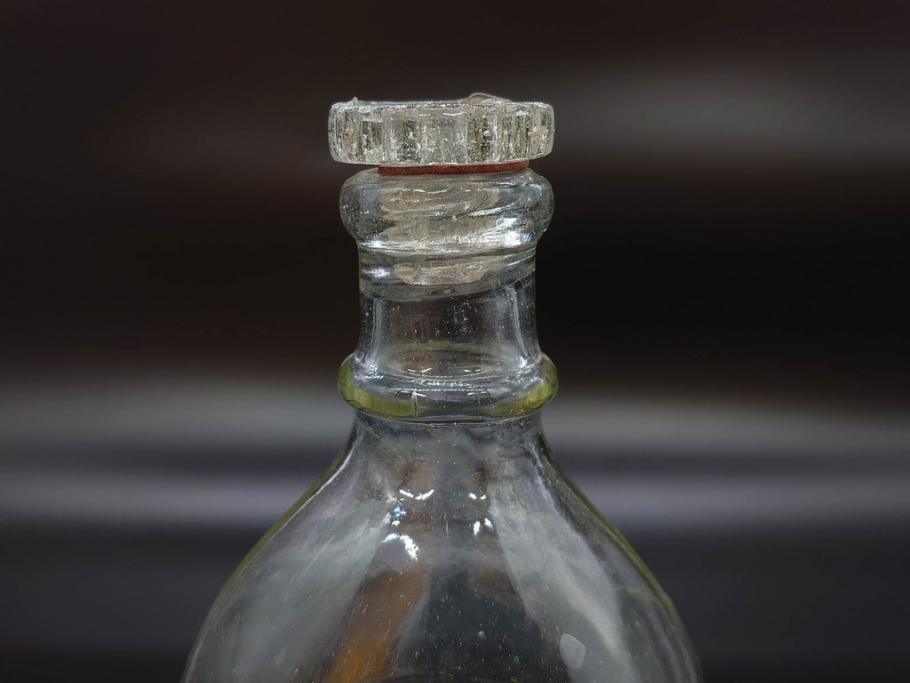 大正〜昭和初期　FEEDING BOTTLE　I.IWASAKI&CO.　レトロなディスプレイを盛り上げるエンボス瓶(哺乳瓶、ボトル、日本製、ガラス瓶)(R-077398)
