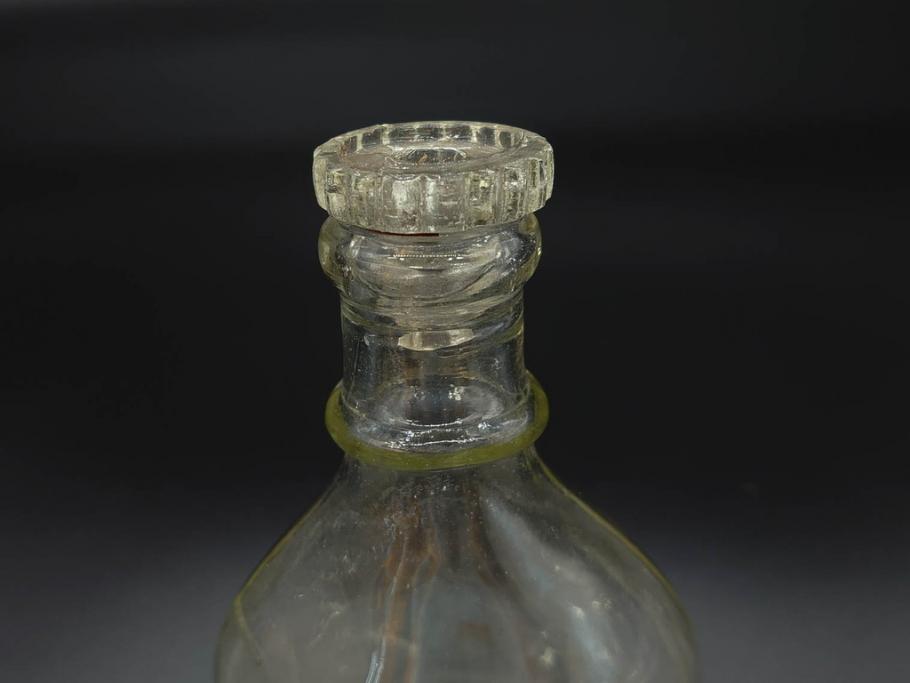 大正〜昭和初期　FEEDING BOTTLE　I.IWASAKI&CO.　レトロなディスプレイを盛り上げるエンボス瓶(哺乳瓶、ボトル、日本製、ガラス瓶)(R-077398)