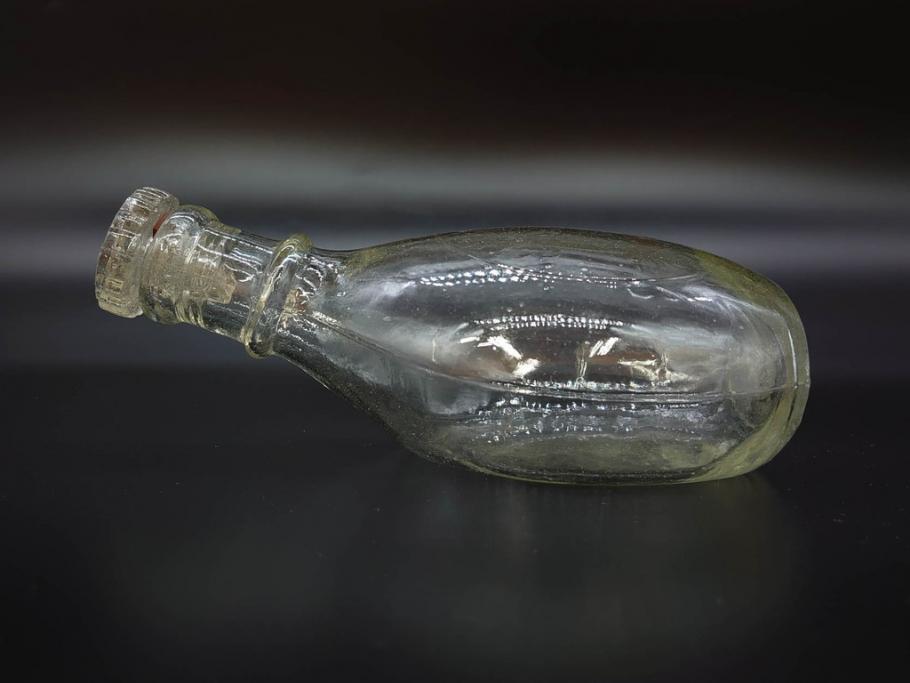 大正〜昭和初期　FEEDING BOTTLE　I.IWASAKI&CO.　レトロなディスプレイを盛り上げるエンボス瓶(哺乳瓶、ボトル、日本製、ガラス瓶)(R-077398)
