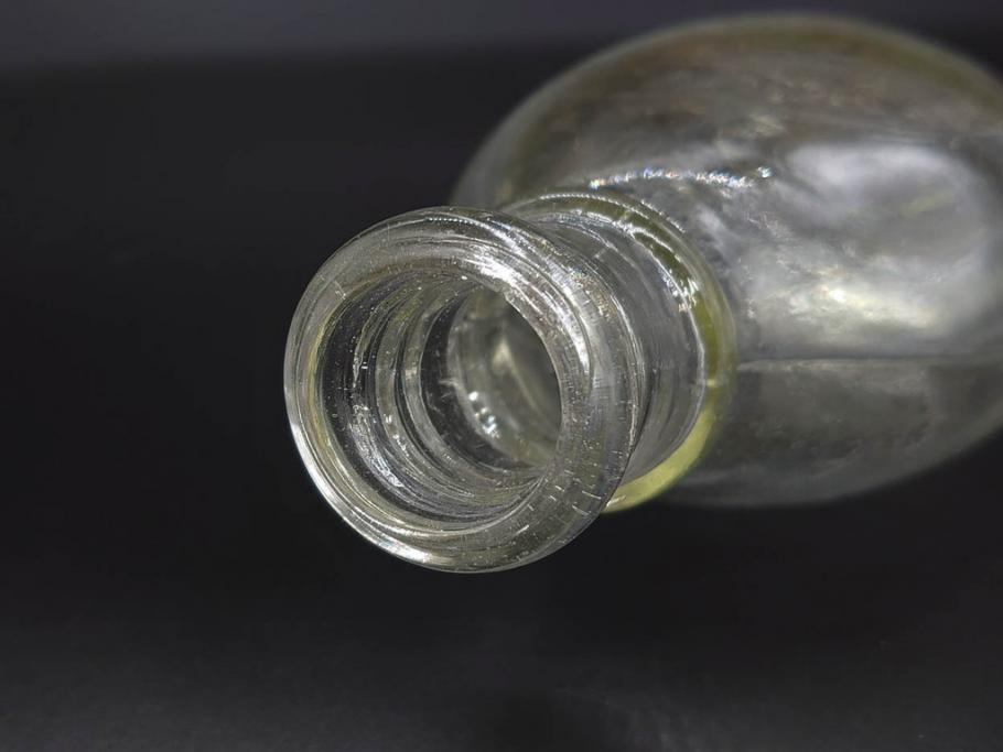 大正〜昭和初期　FEEDING BOTTLE　I.IWASAKI&CO.　レトロなディスプレイを盛り上げるエンボス瓶(哺乳瓶、ボトル、日本製、ガラス瓶)(R-077398)
