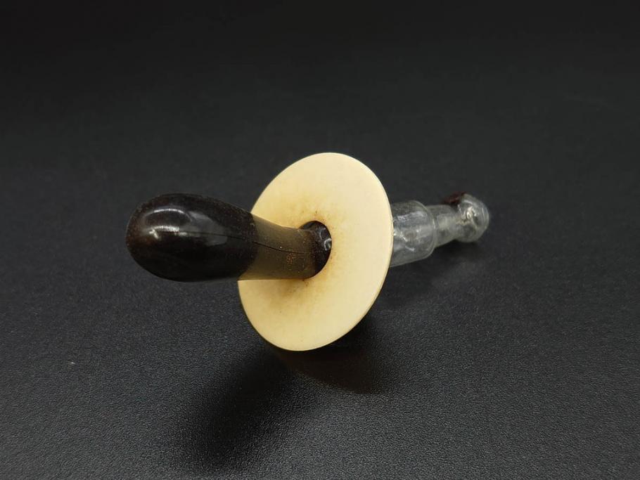 大正〜昭和初期　FEEDING BOTTLE　I.IWASAKI&CO.　レトロなディスプレイを盛り上げるエンボス瓶(哺乳瓶、ボトル、日本製、ガラス瓶)(R-077398)