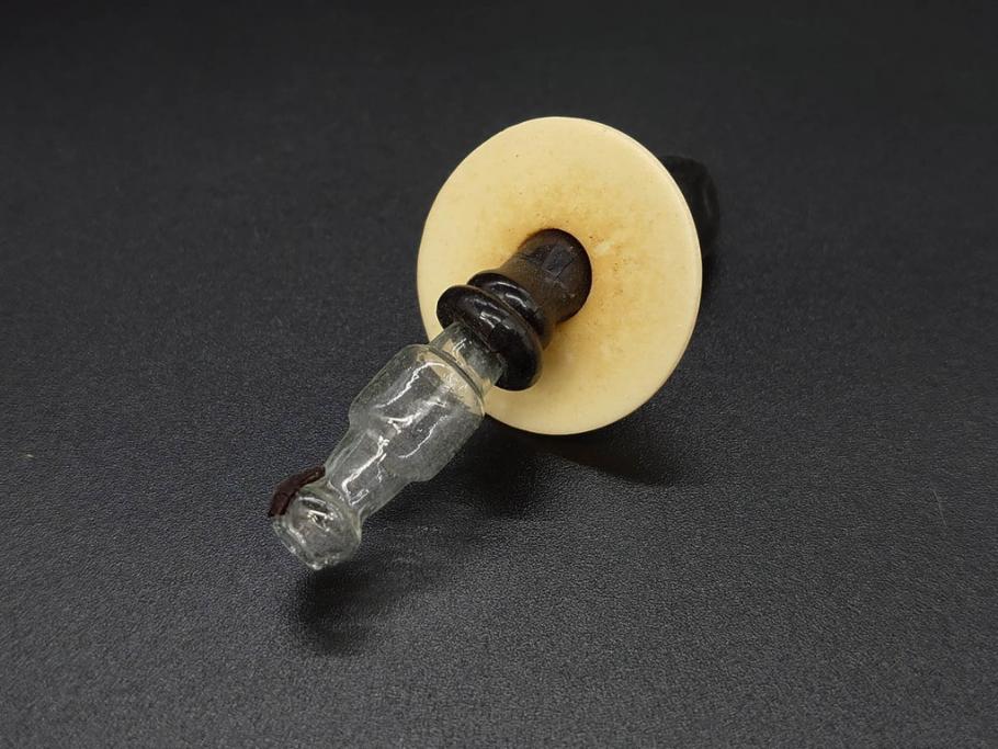 大正〜昭和初期　FEEDING BOTTLE　I.IWASAKI&CO.　レトロなディスプレイを盛り上げるエンボス瓶(哺乳瓶、ボトル、日本製、ガラス瓶)(R-077398)