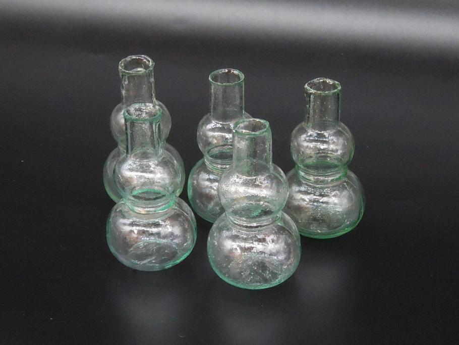 戦前　当時物　瓢箪型　気泡や絶妙なフォルムが味わいのあるニッキ水瓶5個セット(豆ガラス、ちびニッキ水、ガラス容器、駄菓子屋ビン、ペロペロ、レトロガラス、一輪挿し、ひょうたん)(R-077065)
