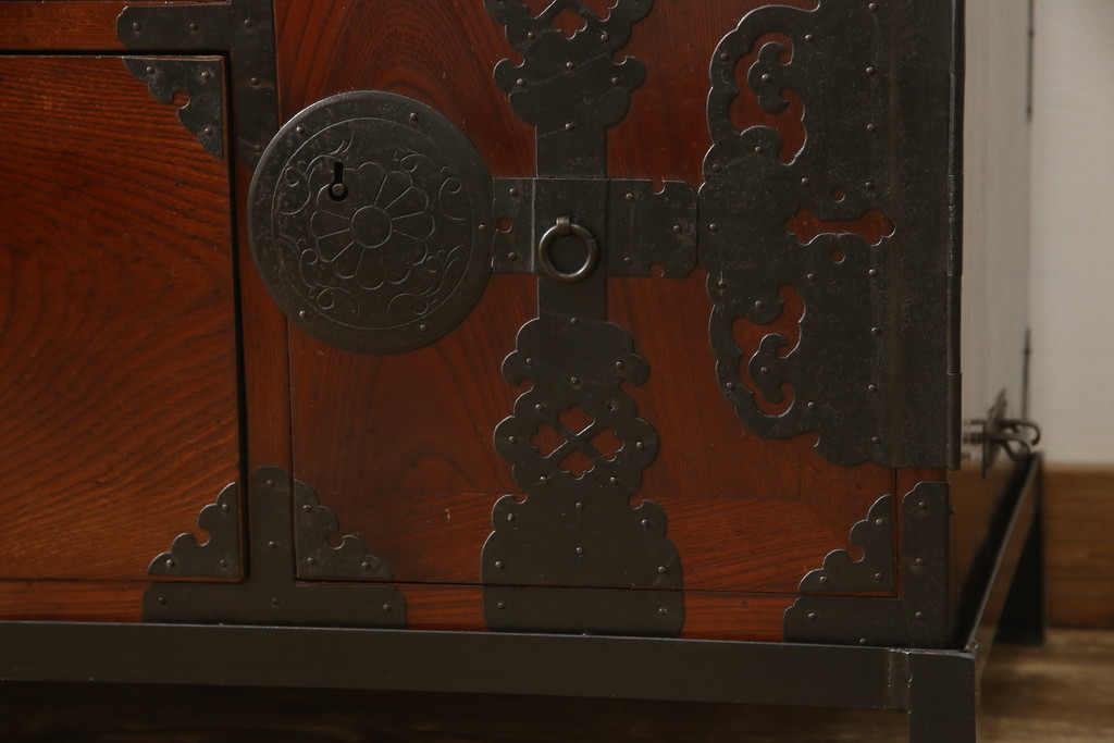 和製アンティーク　美品　前面ケヤキ材　漆の綺麗なアイアンスタンド付き時代箪笥(ローボード、ローチェスト、収納箪笥、引き出し、鉄脚)(R-055460)