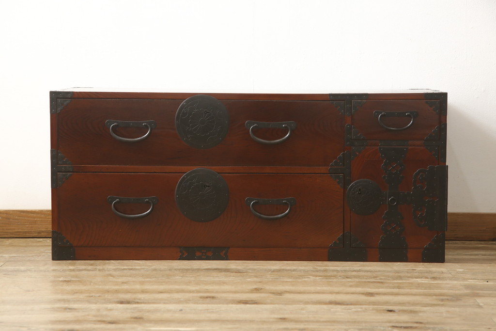 和製アンティーク　美品　前面ケヤキ材　漆の綺麗なアイアンスタンド付き時代箪笥(ローボード、ローチェスト、収納箪笥、引き出し、鉄脚)(R-055460)