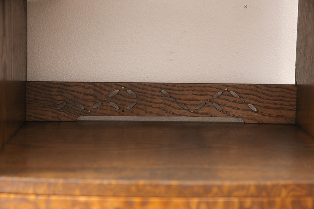 和製アンティーク　前面タモ材　玉杢が目を引く!背板の凝ったつくりが魅力の茶箪笥(茶棚、収納棚、飾り棚)(R-048728)