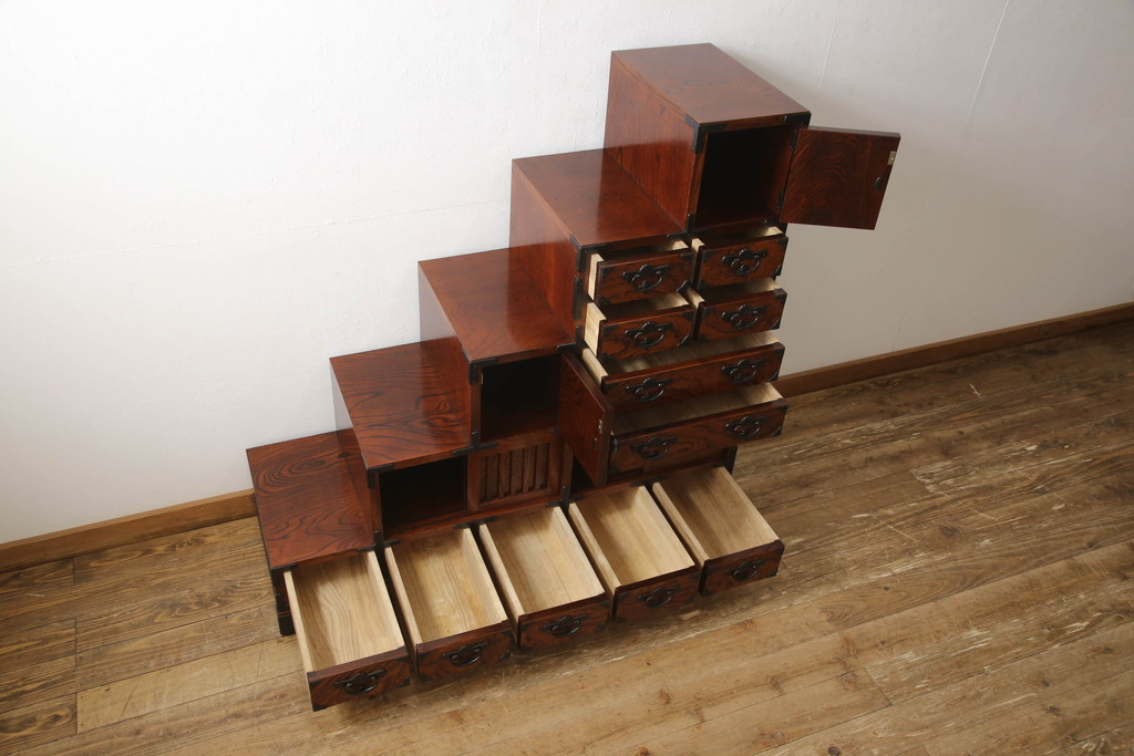中古　美品　岩谷堂箪笥　力強い杢目と黒々とした金具が高級感溢れる階段箪笥(和タンス、収納箪笥)(R-053974)