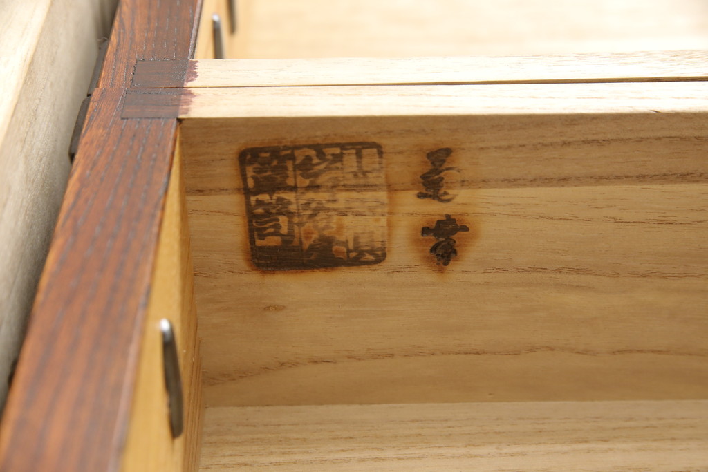 中古　美品　岩谷堂箪笥　力強い杢目と黒々とした金具が高級感溢れる階段箪笥(和タンス、収納箪笥)(R-053974)