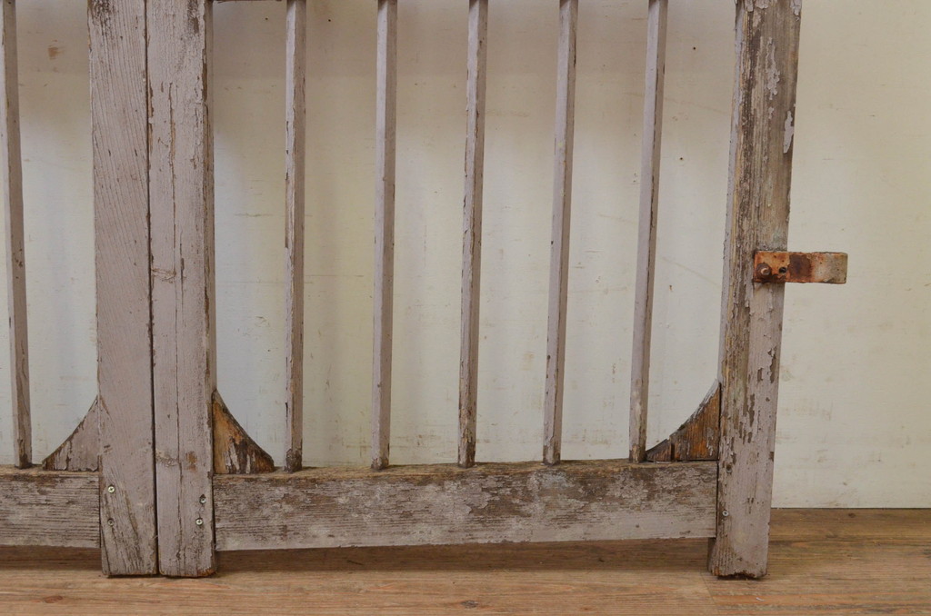 アンティーク建具　ペイント仕上げ限定　経年を感じさせる古い木味が魅力の門扉1対2枚セット(木製扉、フェンス、格子戸)(R-070951)