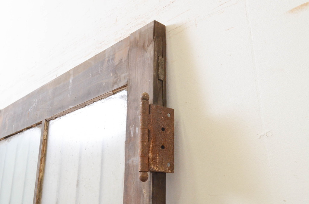 アンティーク建具　重厚感ある佇まいが目を惹く鉄格子入りガラスドア1枚(木製扉、玄関ドア)(R-070954)