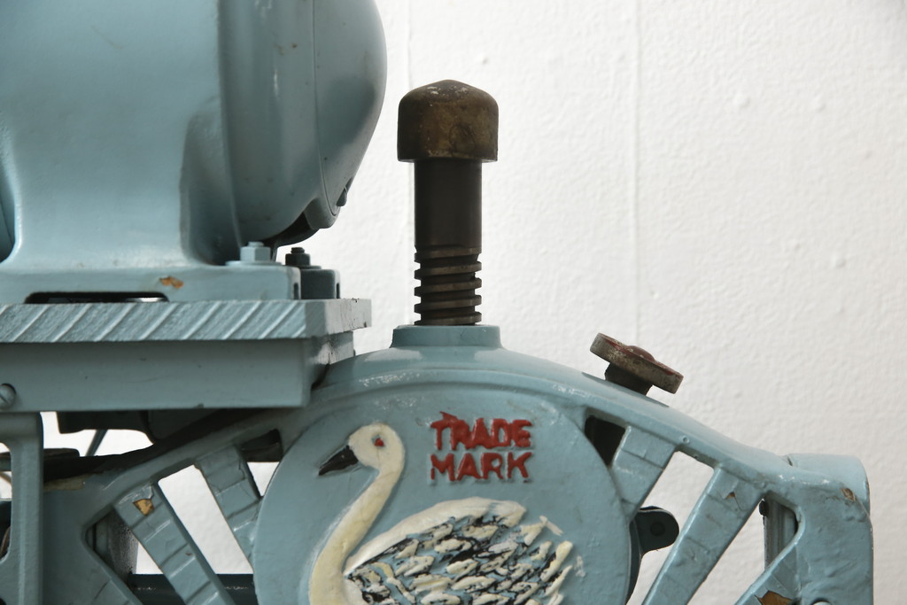 ジャンク品　アンティーク雑貨　現状品　日立製作所　TRADE MARK Swan　カラフルで可愛らしいデザインが魅力的な電動式かき氷機(氷削機、ディスプレイ)(R-059067)