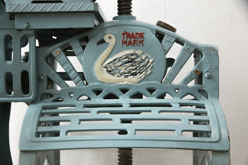 ジャンク品　アンティーク雑貨　現状品　日立製作所　TRADE MARK Swan　カラフルで可愛らしいデザインが魅力的な電動式かき氷機(氷削機、ディスプレイ)(R-059067)