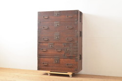【セミオーダー家具実例】明治期の時代箪笥に高品質リペアを施しました。ヒノキ無垢ボードの天板を取り付け、欠損箇所の金具を取り付け。赤味を残した着色で仕上げました。(和箪笥、和たんす、収納棚、戸棚、ローボード、テレビ台)