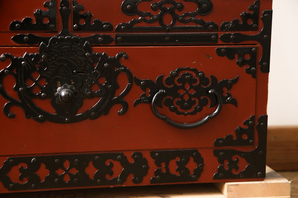 和製ビンテージ　朱塗り　米沢箪笥　鋲と凝った金具の意匠が目を引く手許箪笥(定価約41万円)(和タンス、収納箪笥、小箪笥、ヴィンテージ(R-058697)
