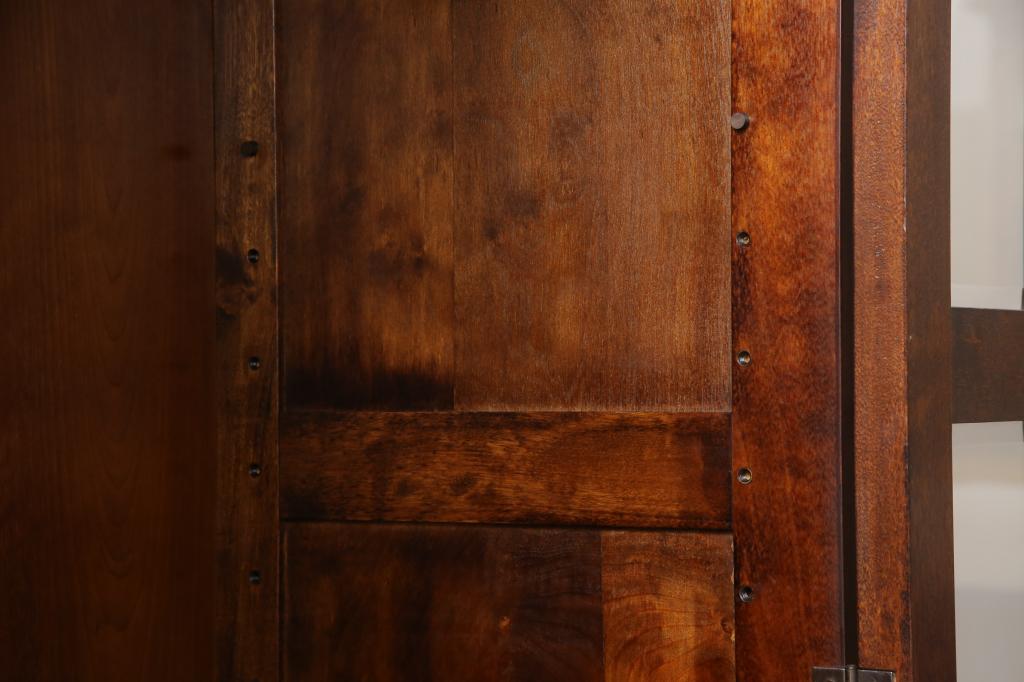 中古　美品　九州民芸家具　シックな色合いとクラシカルな佇まいが美しいブックケース(書棚、本棚、本箱、戸棚、収納棚、キャビネット)(R-059251)