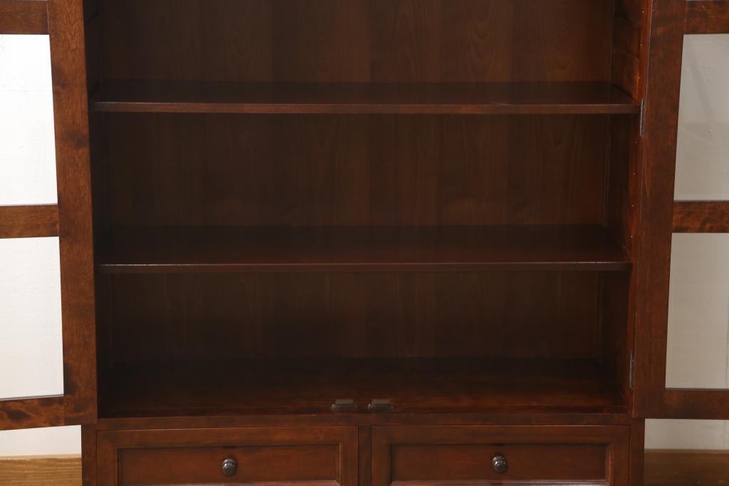 中古　美品　九州民芸家具　シックな色合いとクラシカルな佇まいが美しいブックケース(書棚、本棚、本箱、戸棚、収納棚、キャビネット)(R-059251)