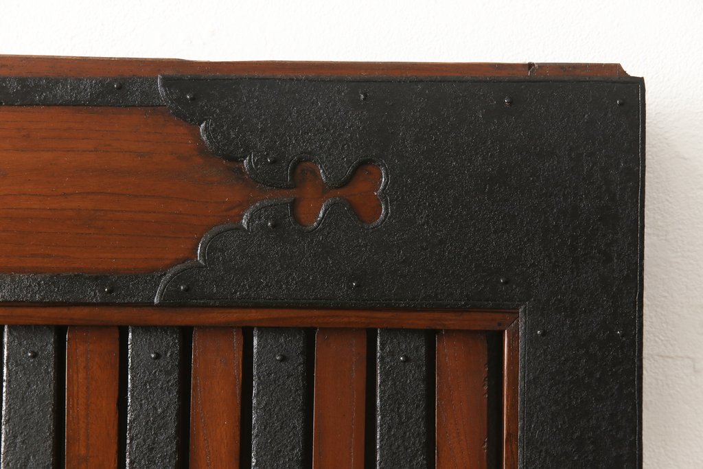 アンティーク建具　ほぼ総ケヤキ材　建具の王様!豪華絢爛な意匠が目を引く金具尽くしの富山蔵戸(玄関戸、引き戸)(R-051158)