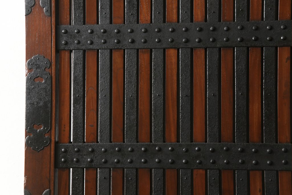 アンティーク建具　ほぼ総ケヤキ材　建具の王様!豪華絢爛な意匠が目を引く金具尽くしの富山蔵戸(玄関戸、引き戸)(R-051158)
