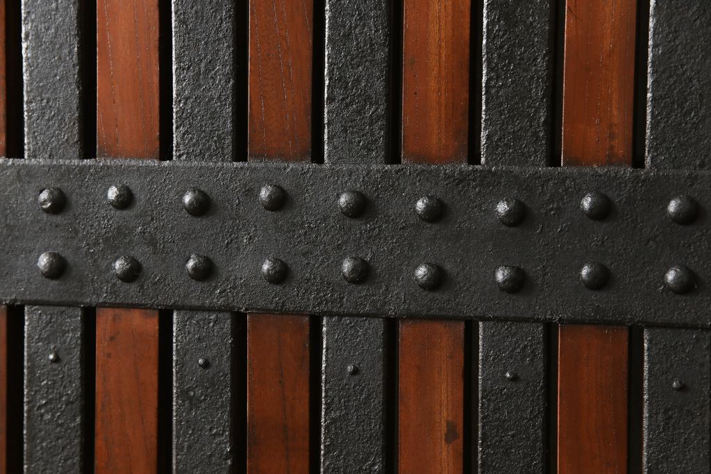 アンティーク建具　ほぼ総ケヤキ材　建具の王様!豪華絢爛な意匠が目を引く金具尽くしの富山蔵戸(玄関戸、引き戸)(R-051158)
