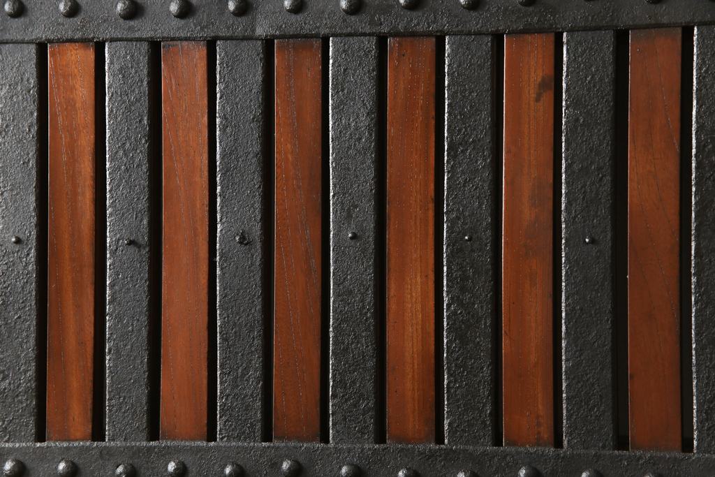 アンティーク建具　ほぼ総ケヤキ材　建具の王様!豪華絢爛な意匠が目を引く金具尽くしの富山蔵戸(玄関戸、引き戸)(R-051158)