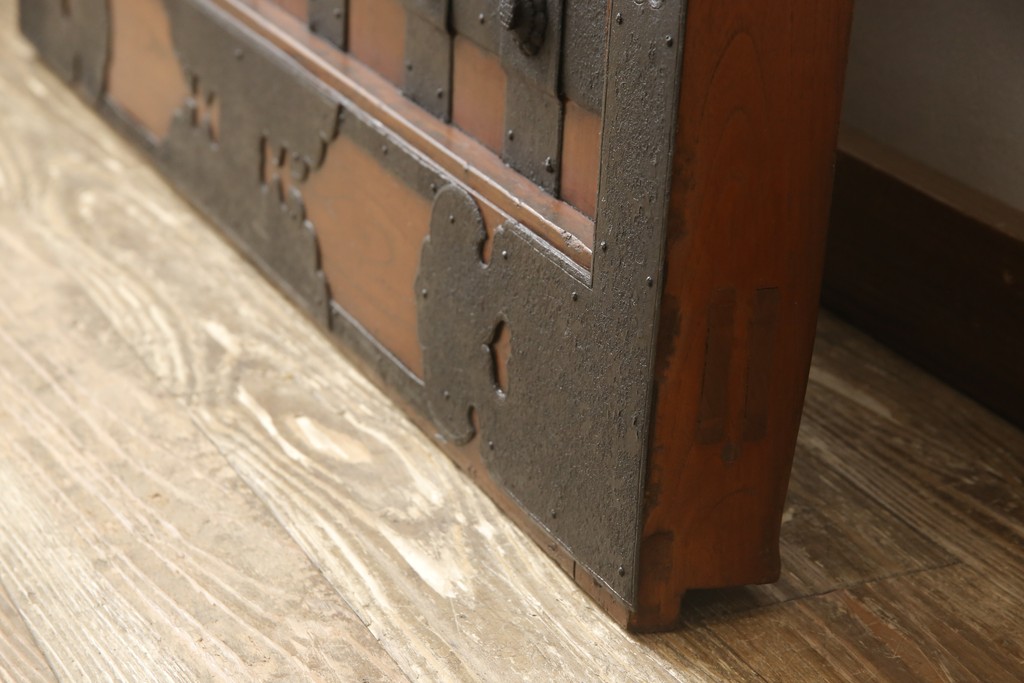 アンティーク建具　ほぼ総ケヤキ材　建具の王様!豪華絢爛な意匠が目を引く金具尽くしの富山蔵戸(玄関戸、引き戸)(R-051158)